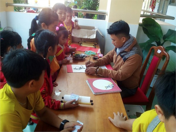 gian hàng vẽ thư pháp.jpg